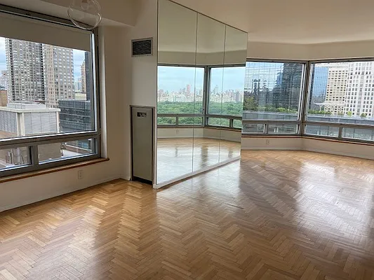 Rented by La Seven Inc. | media 1