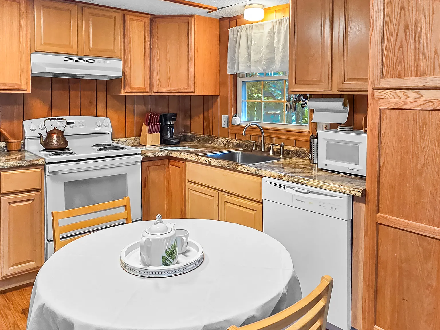 181 Tepee Dr — Photo 2