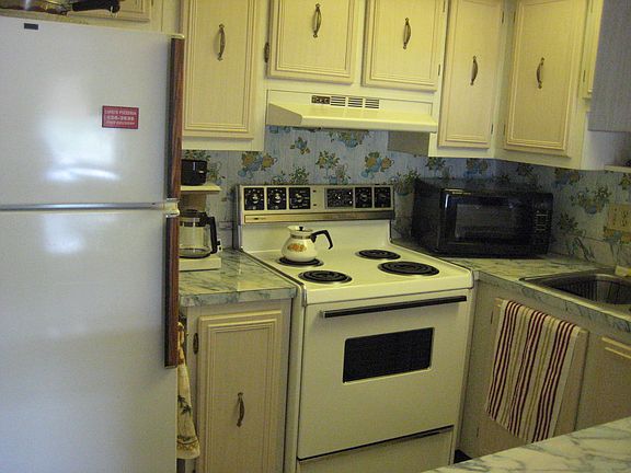 5th image of 22333 Edgewater Dr E
