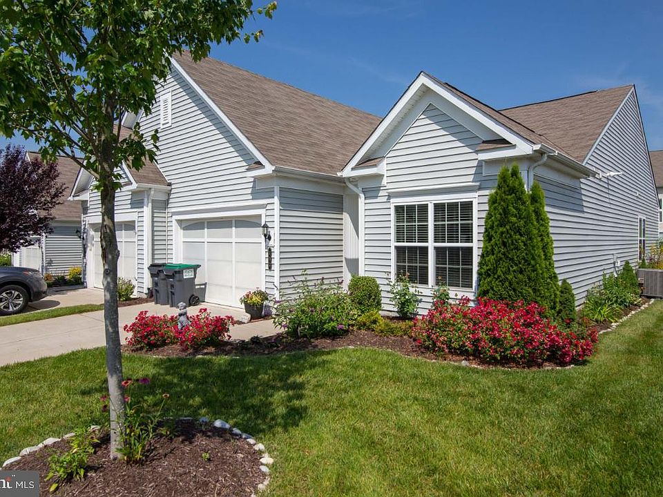 1st image of 152 Hyannis Pl