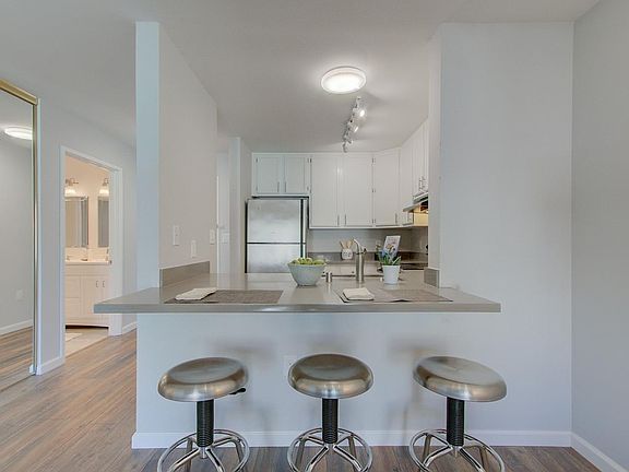 5th image of 2225 23rd St Unit 404