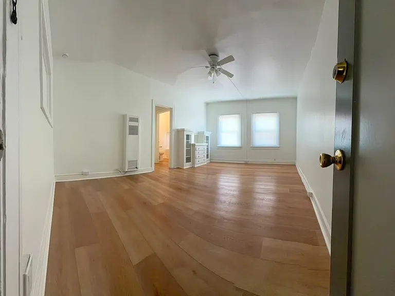 2533 University Ave #9 — Photo 2