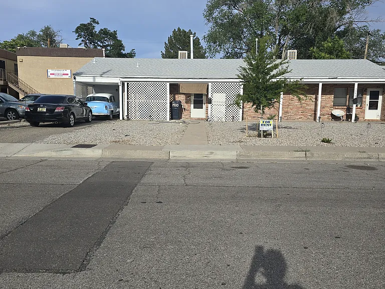 1910 Alvarado Dr NE — Photo 1