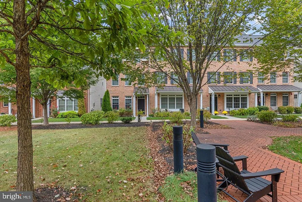 3 bed, 3.5 bath, 2150 sqft, $3,100 — Photo 3