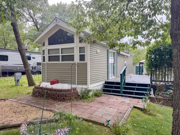 5/483 Woodhaven Dr E, Sublette, IL 61367