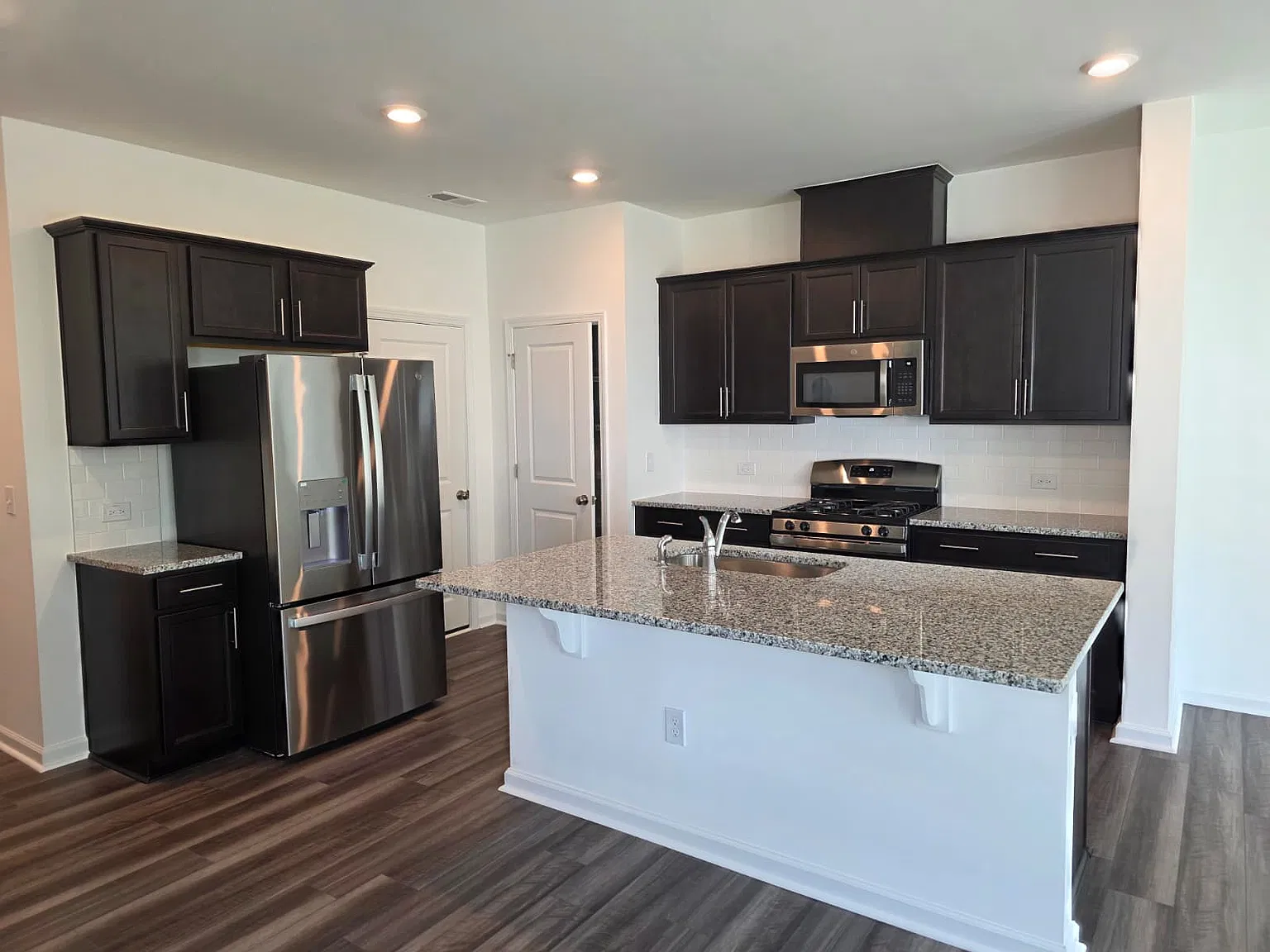 3 bed, 2.5 bath, 1600 sqft, $1,895 — Photo 4