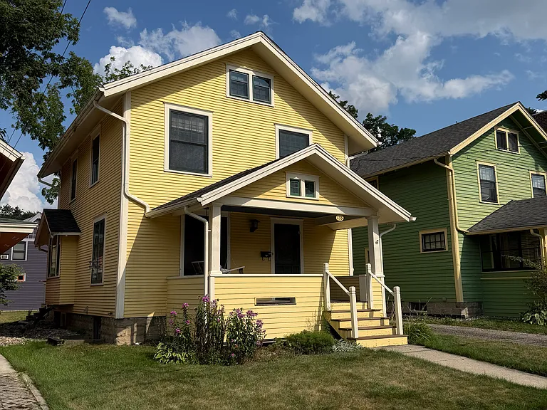 139 Leslie St — Photo 1