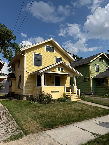 139 Leslie St Photo 1