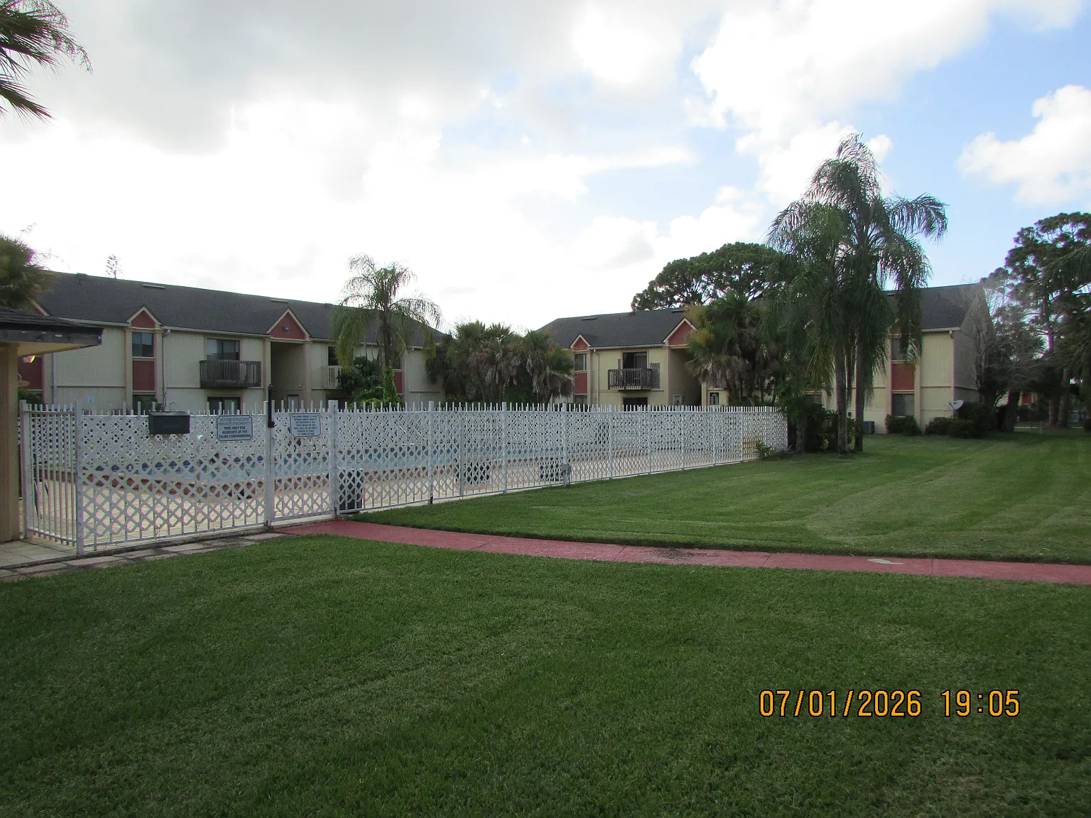 2 bed, 1069 sqft, $1,550 — Photo 2