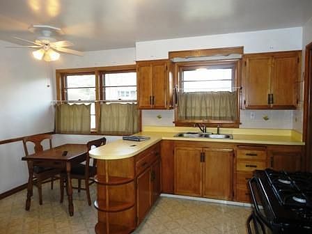 3rd image of 711 E White Oak Ct