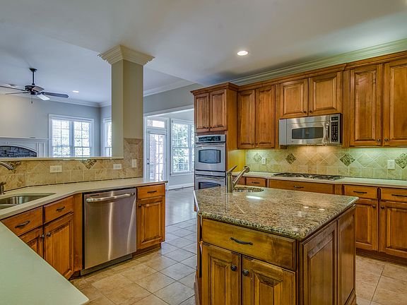 4th image of 670 Pebble Springs Dr