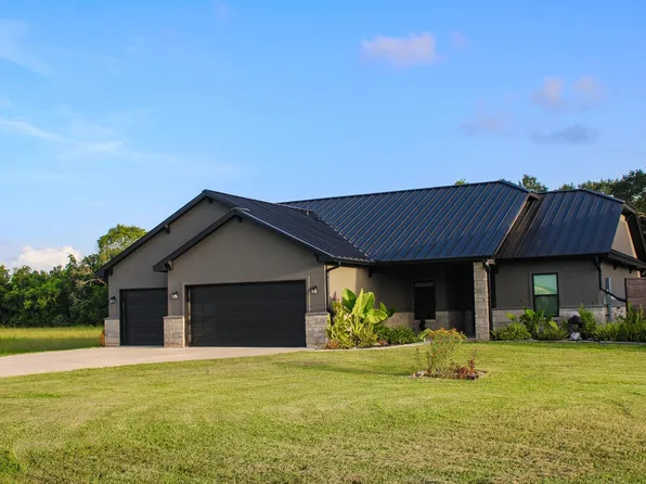 925 Chuckwagon Trl, Angleton, TX 77515
