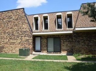 2070 Country Club Dr, Woodridge, IL 60517