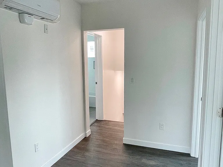 Second level hallway view / rear unit