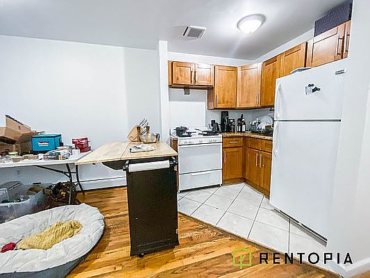 4th image of 226 Tompkins Ave #1