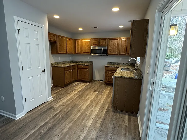 4529 Farm Lake Dr — Photo 2