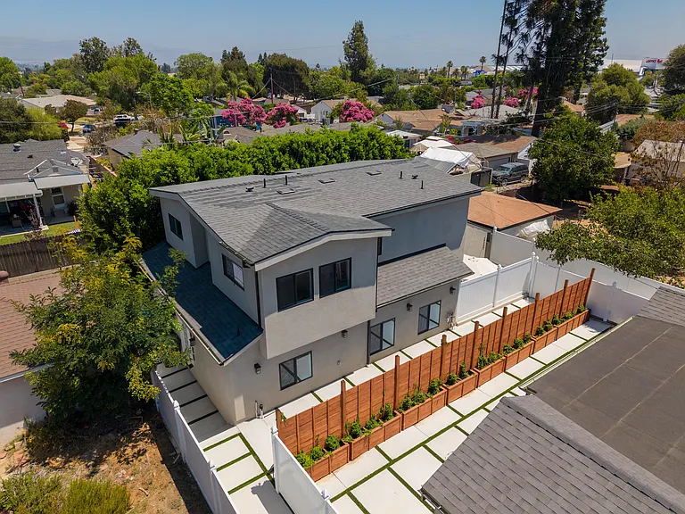 22111 Victory Blvd — Photo 1