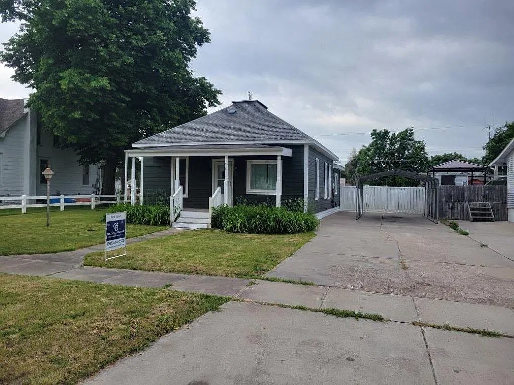 2 bed, 968 sqft, $1,300 — Photo 2