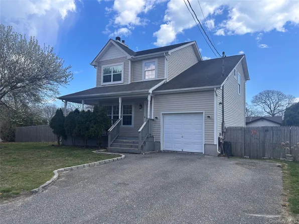 194 E Parkview Drive, Shirley, NY 11967