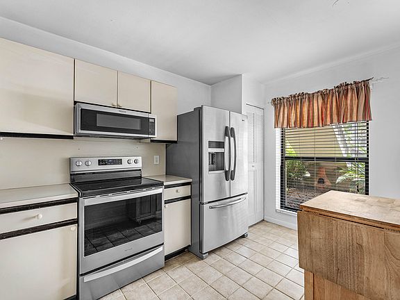 3rd image of 3349 Lucerne Park Drive
