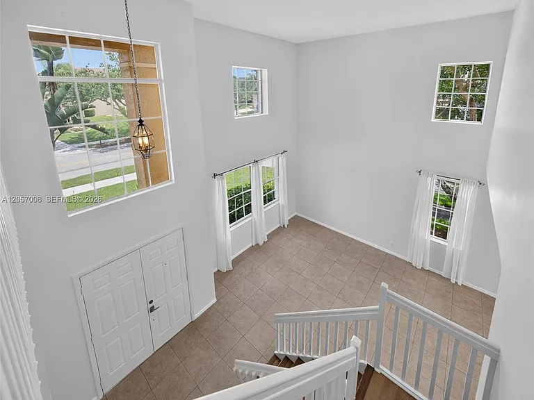 498 Cambridge Ln — Photo 4