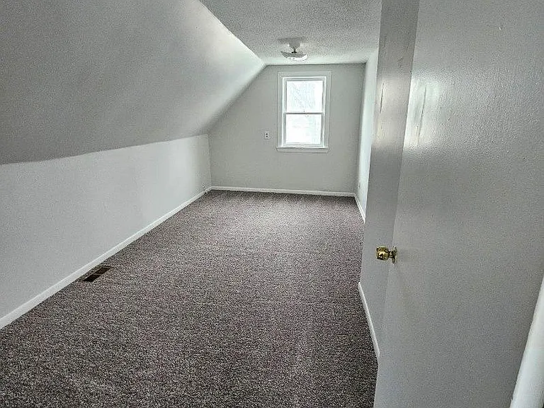 1709 Lyons Ave — Photo 3