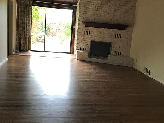 3rd image of 1012 San Carlos Rd