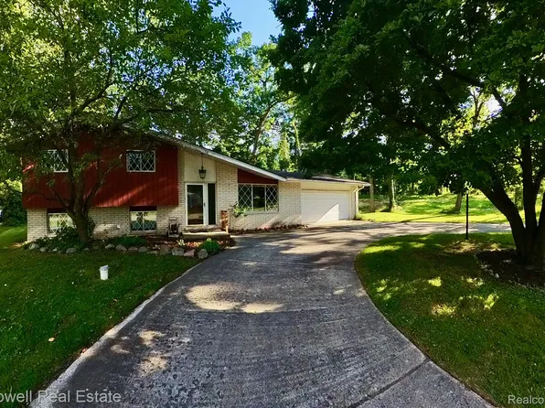 1263 Pinecrest Dr, White Lake, MI 48386
