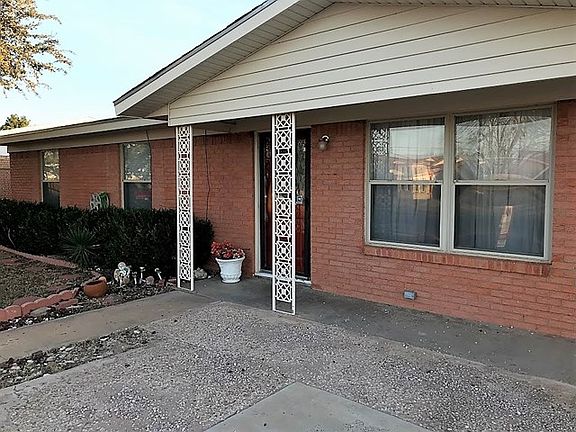 3rd image of 1620 E Oak Ave