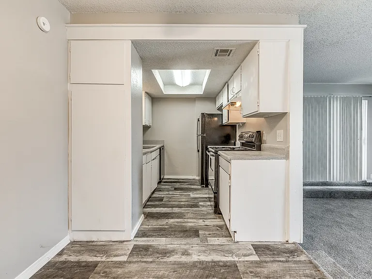 Fairfax Apartments — Photo 21