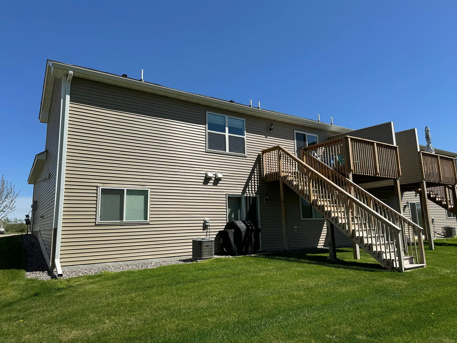 3 bed, 2.5 bath, 1850 sqft, $2,000 — Photo 2
