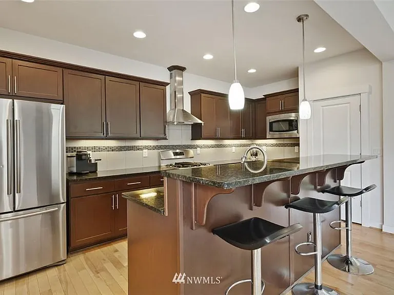 1660 NE Falls Dr — Photo 3