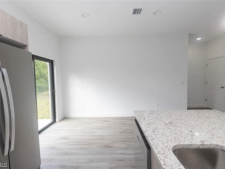 1217 Cellini St E — Photo 14