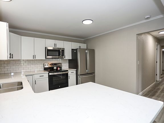 5th image of 327 Dakota St