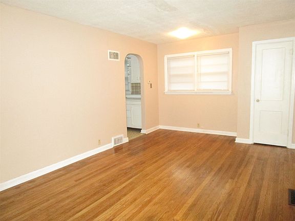 3rd image of 2428 Sheffield Ave