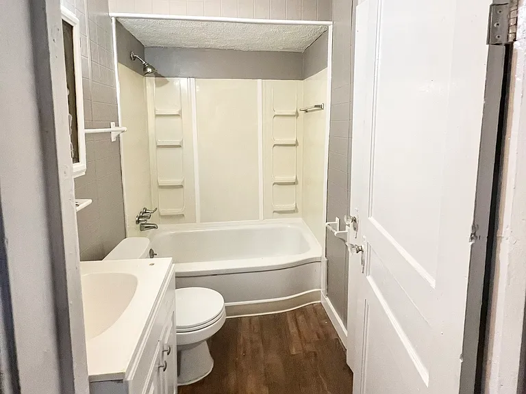 2110 Ratcliffe Ave — Photo 2