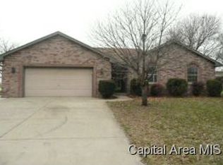 500 Red Bud Ln, Auburn, IL 62615
