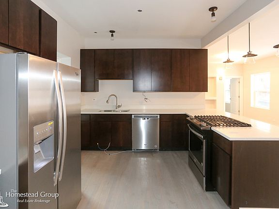 2nd image of 3753 N Leavitt St #1S