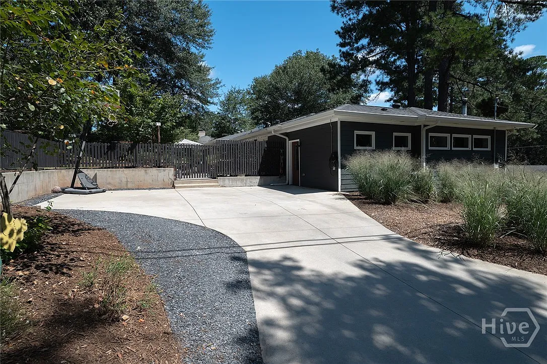 4 bed, 3.0 bath, 2206 sqft, $4,600 — Photo 3