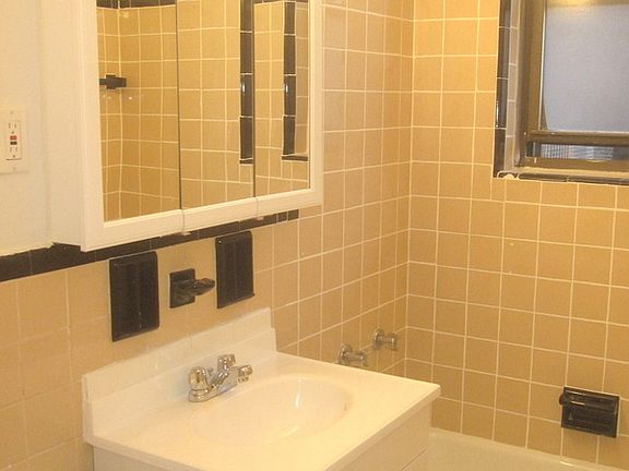 5th image of 3950 Blackstone Ave APT 4b