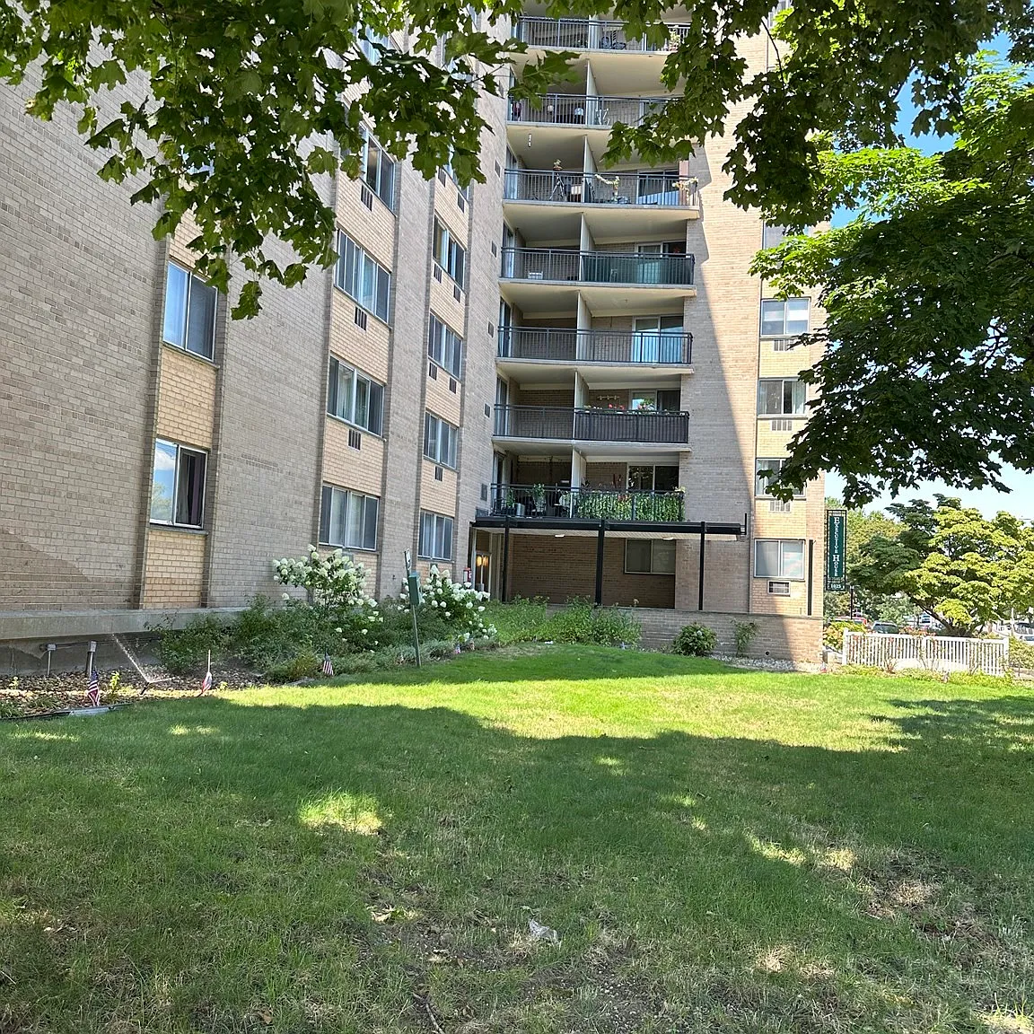 2 bed, 1.0 bath, 940 sqft, $2,400 — Photo 3