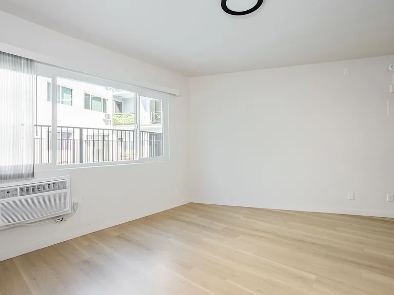 1811 Tamarind Ave — Photo 15