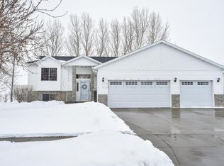 522 Westwynd Dr, West Fargo, ND 58078