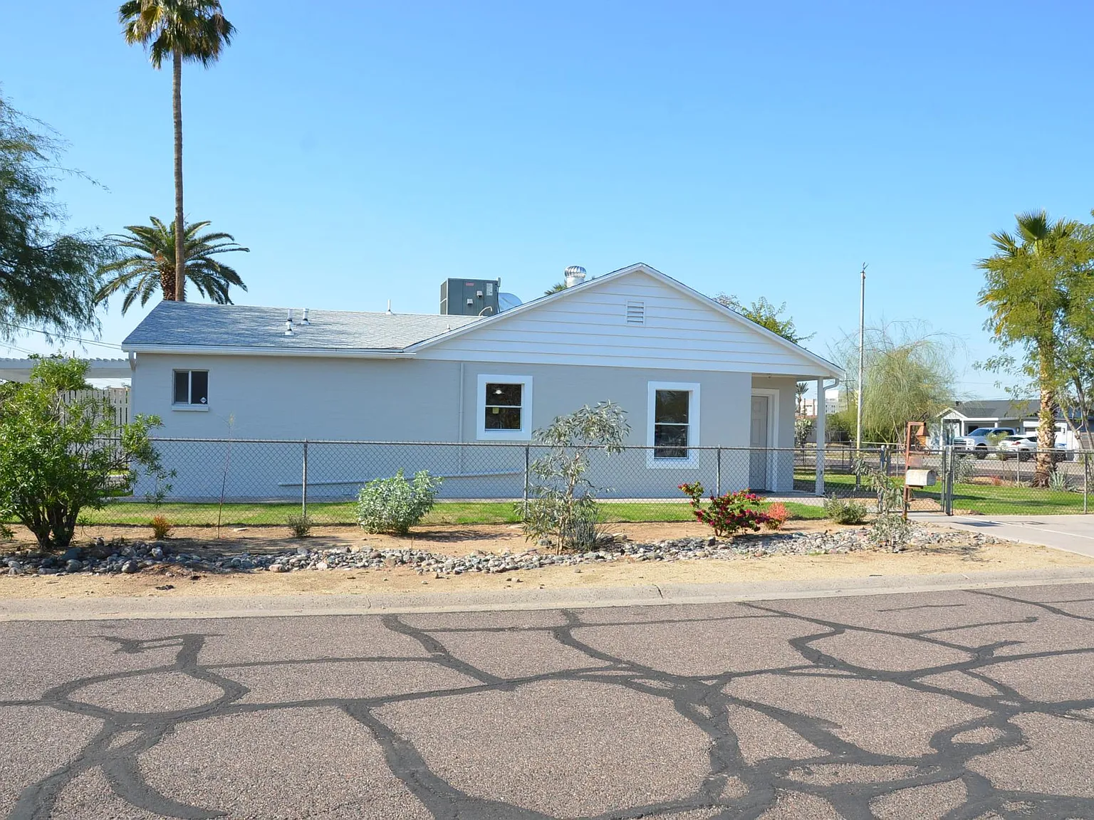 3 bed, 1356 sqft, $2,300 — Photo 2