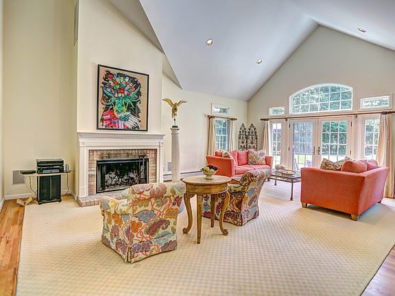 4th image of 14 Mountain Laurel Ln