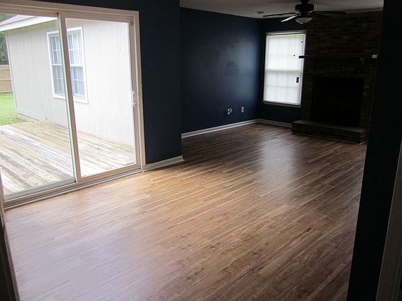 Living Room/Dining Area