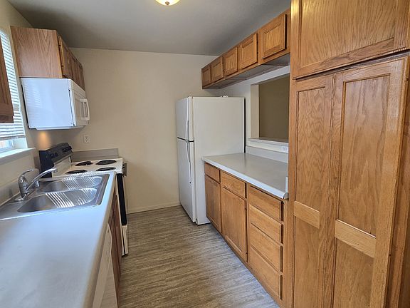 4th image of 4035 Village Dr