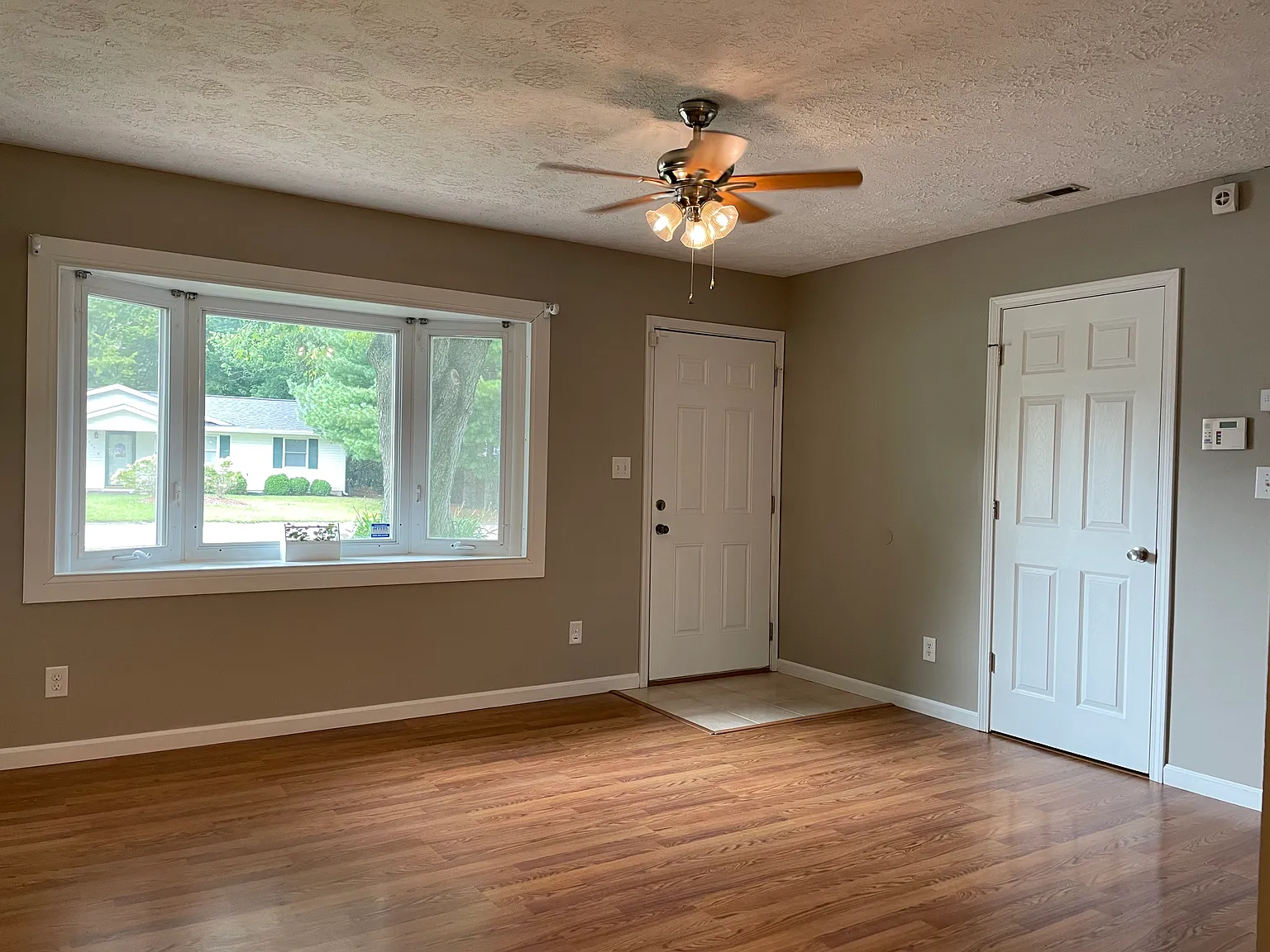 3 bed, 960 sqft, $1,800 — Photo 3