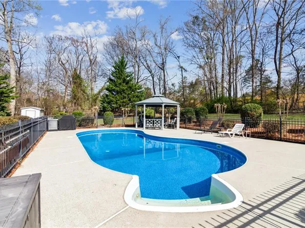 102 Lauren Marie Dr, Braselton, GA 30517