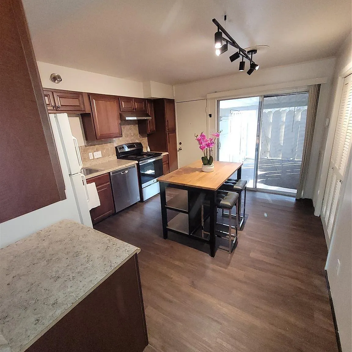 2 bed, 2.0 bath, 1144 sqft, $1,300 — Photo 2
